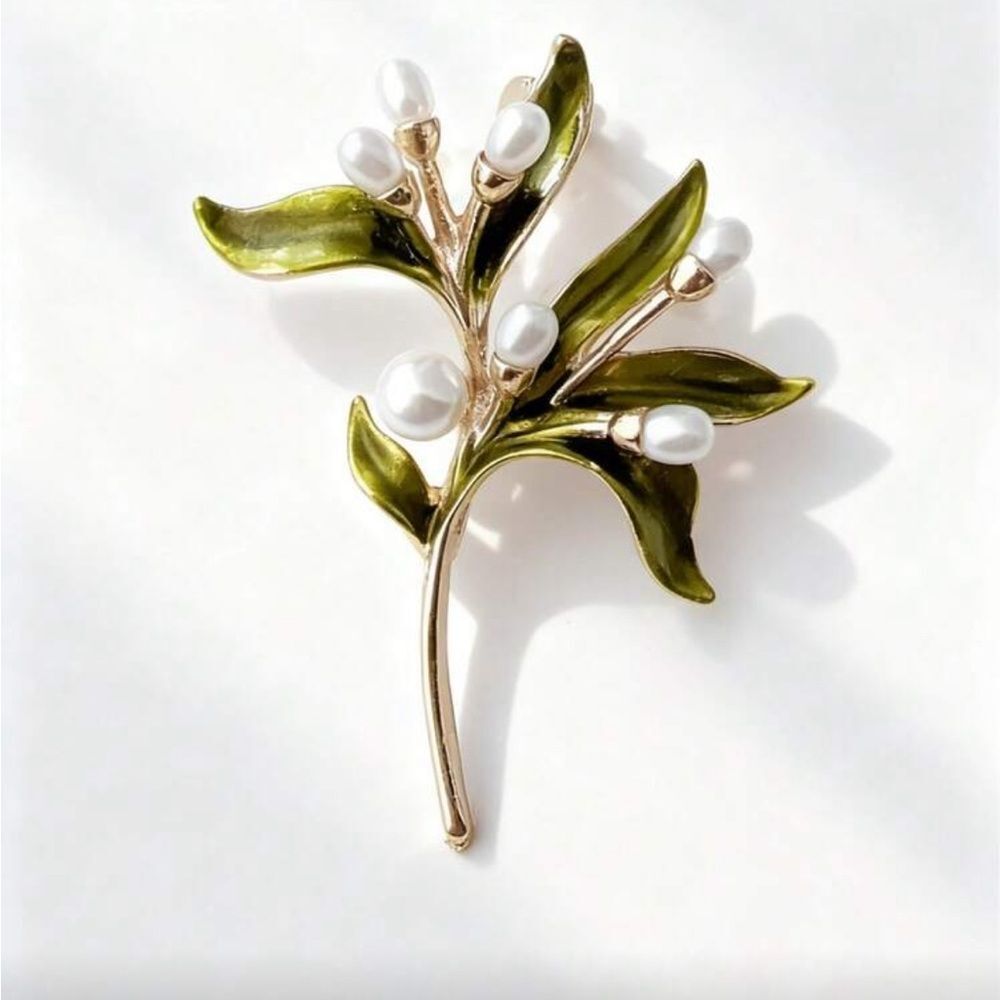 Gold Leaf Brooch with Pearls Q594